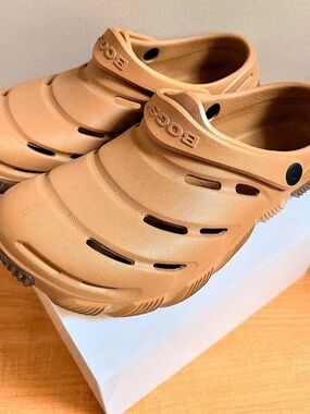 Bogs Boga Unisex Recovery Clogs – Sahara/Tan – Excellent Condition